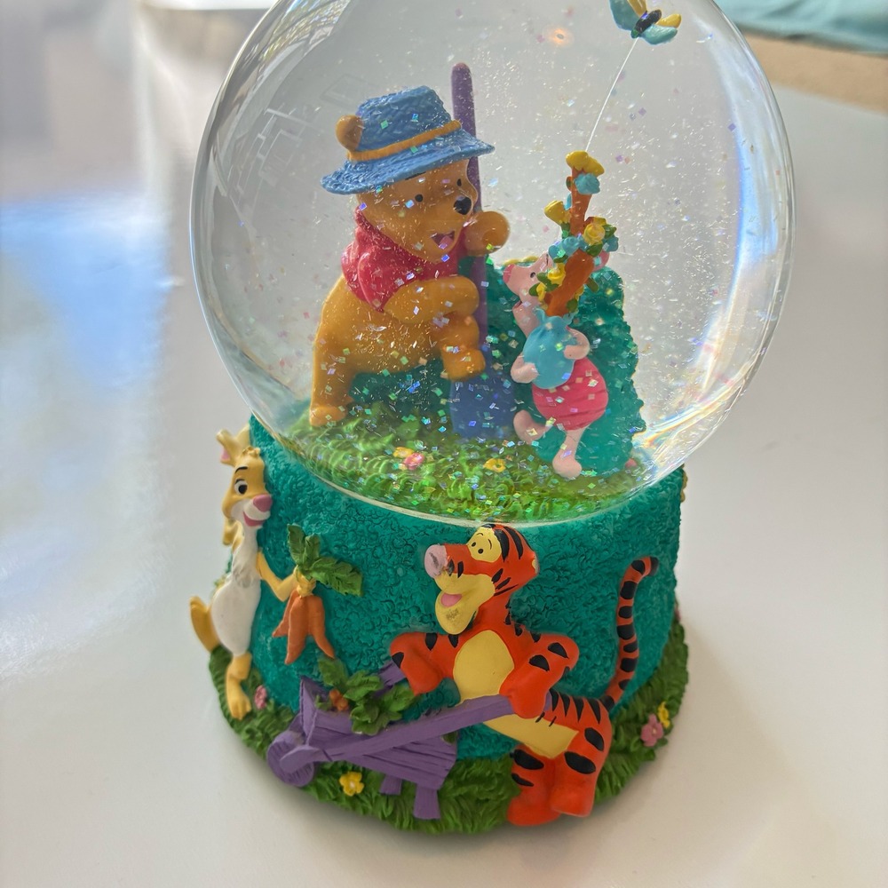 Vintage Disney Winnie the Pooh Musical Snow Globe Garden Scene Glitter Multi